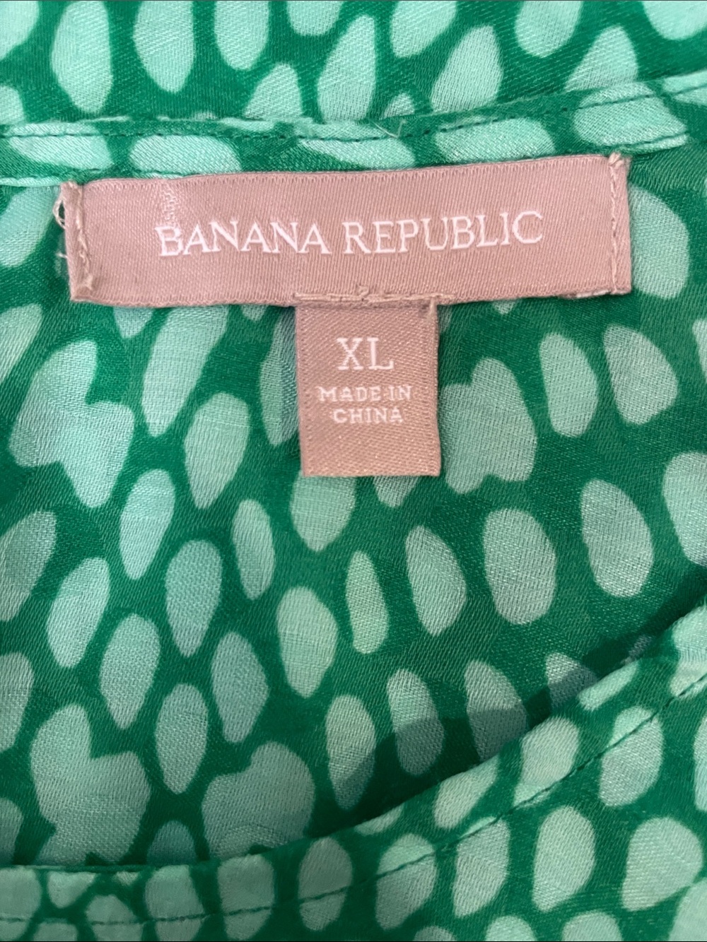 Banana Republic. XL. Lightweight Green Patterned Short-Sleeve Blouse - Picture 4 of 4